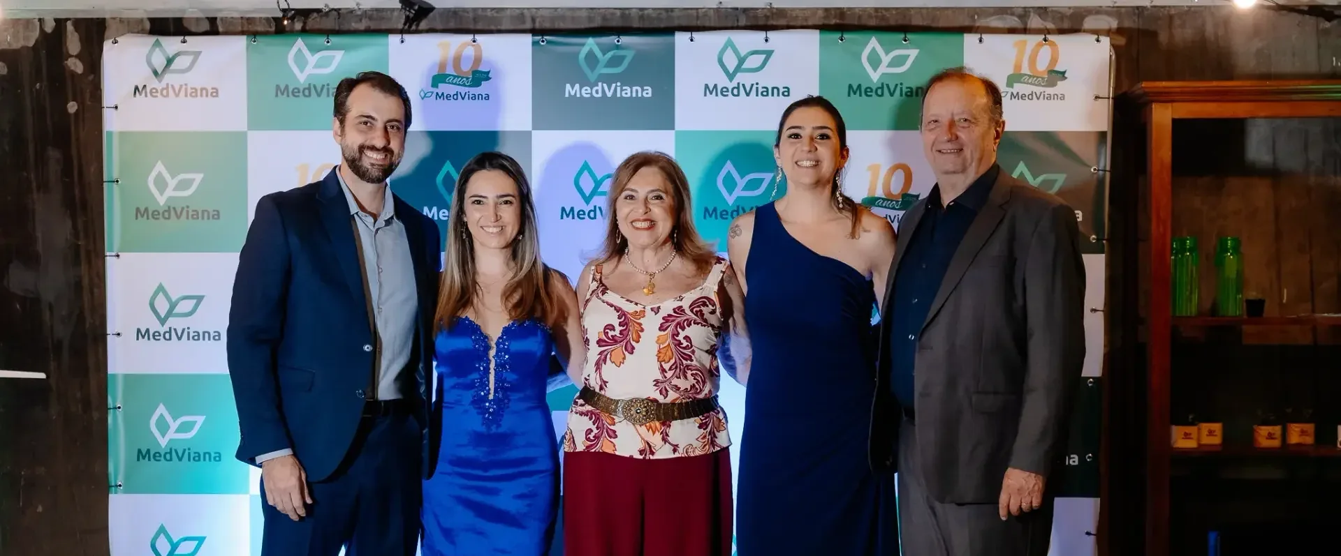 Equipe da Clínica MedViana na comemoração de 10 anos